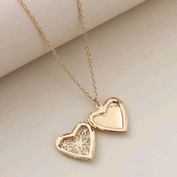 Heart locket Necklace - Picture 4 of 8